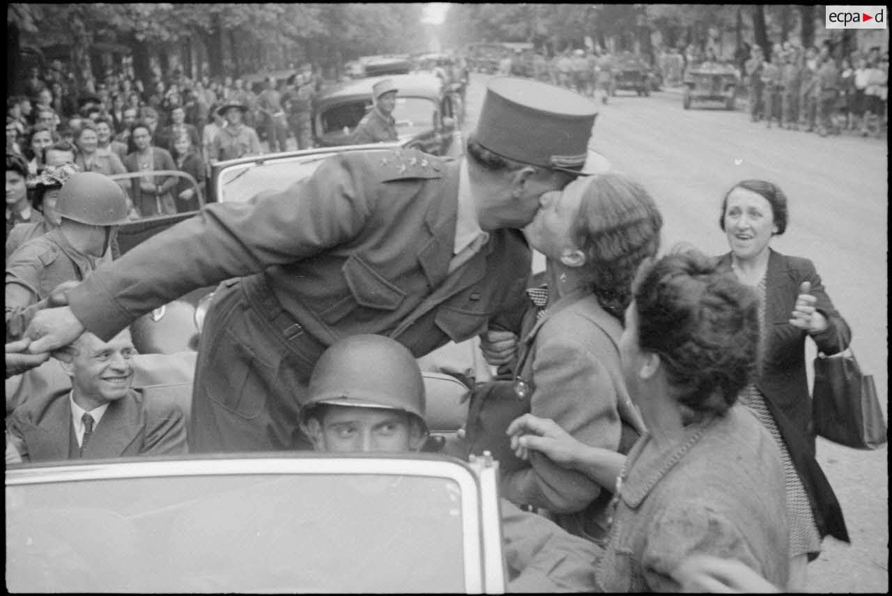 Le général de Lattre de Tassigny acclamé par la foule lors de la fête de la libération de Dijon.