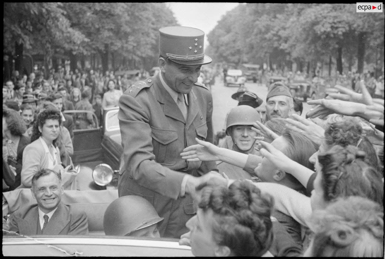 Le général de Lattre de Tassigny acclamé par la foule lors de la fête de la libération de Dijon.