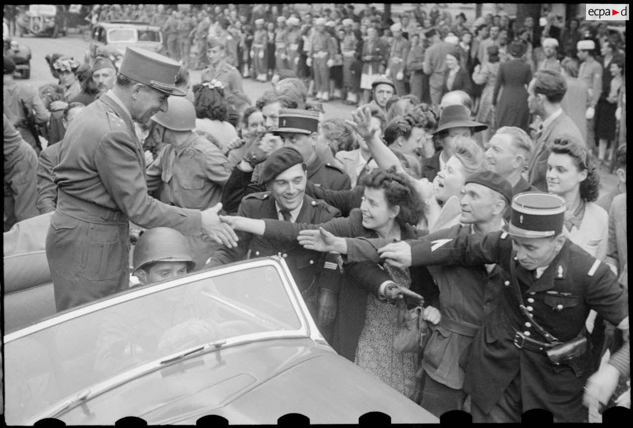 Le général de Lattre de Tassigny acclamé par la foule lors de la fête de la libération de Dijon.