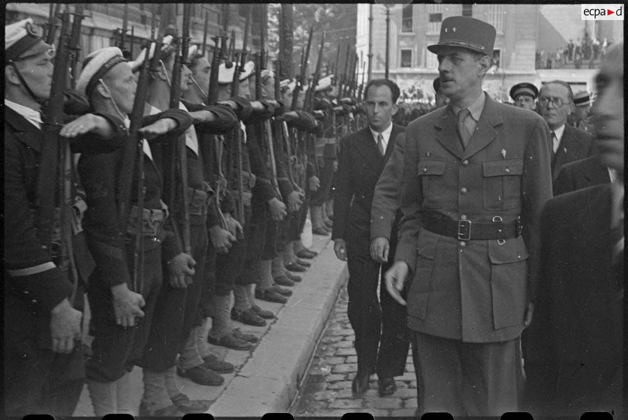 Revue des troupes par le général De Gaulle à Marseille le 15 septembre 1944.