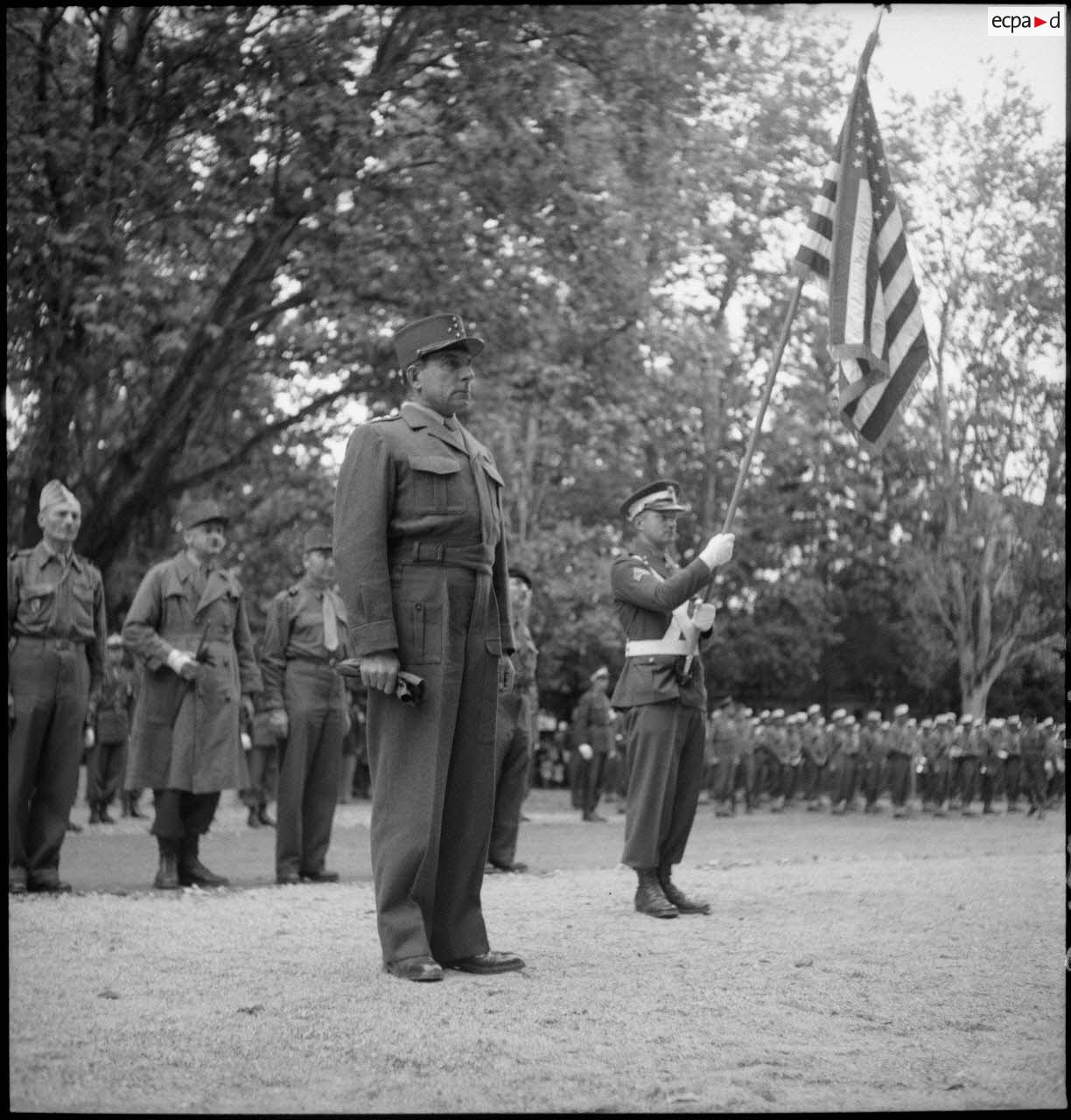 Le général de Lattre de Tassigny s'apprêtant à recevoir l'insigne de commandeur de la Legion of merit et écoutant la citation qui précède.