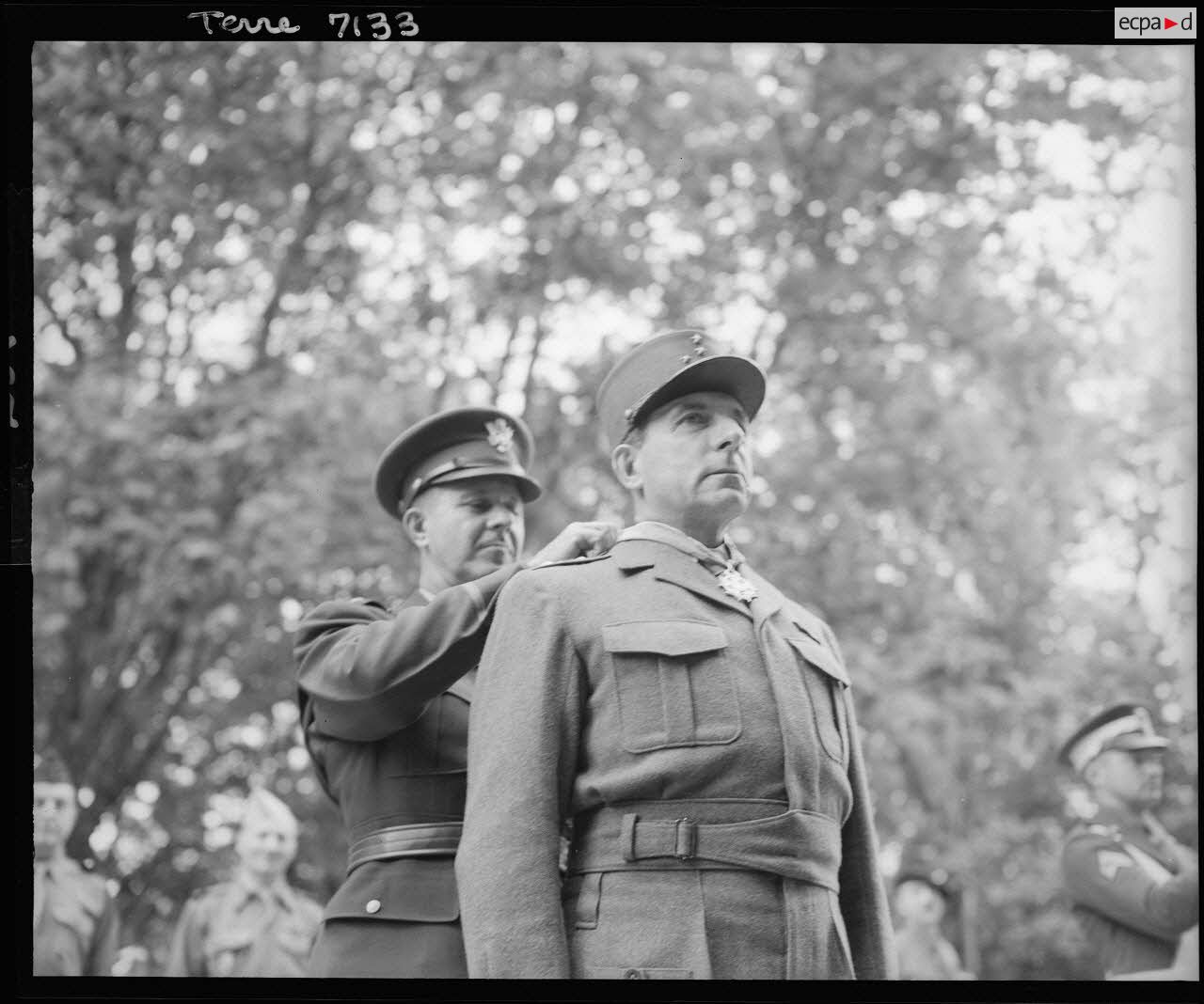 Le général Devers décore le général de Lattre de Tassigny de l'insigne de commandeur de la Legion of merit..