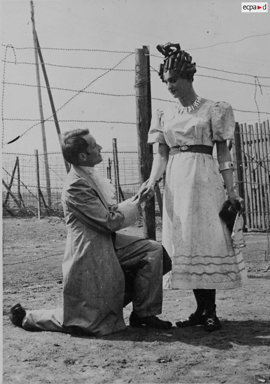 Les débuts du théâtre au stalag. - A gauche : du Musset ("Il ne faut jurer de rien") dans un décor de barbelés. [légende publiée en 1949]