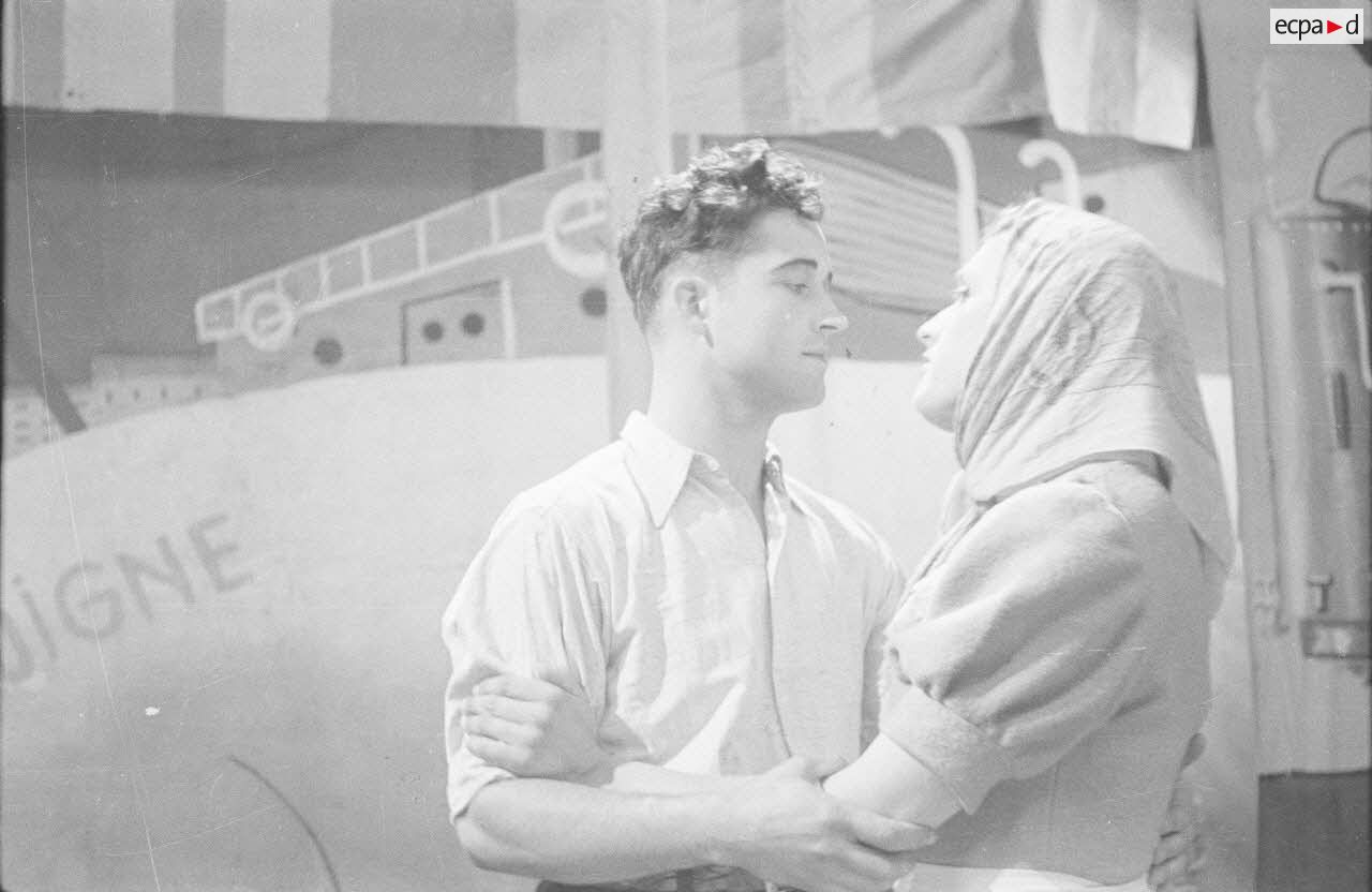 Deux scènes de "Marius" dans l'atmosphère du Vieux-Port. [légende publiée en 1949]