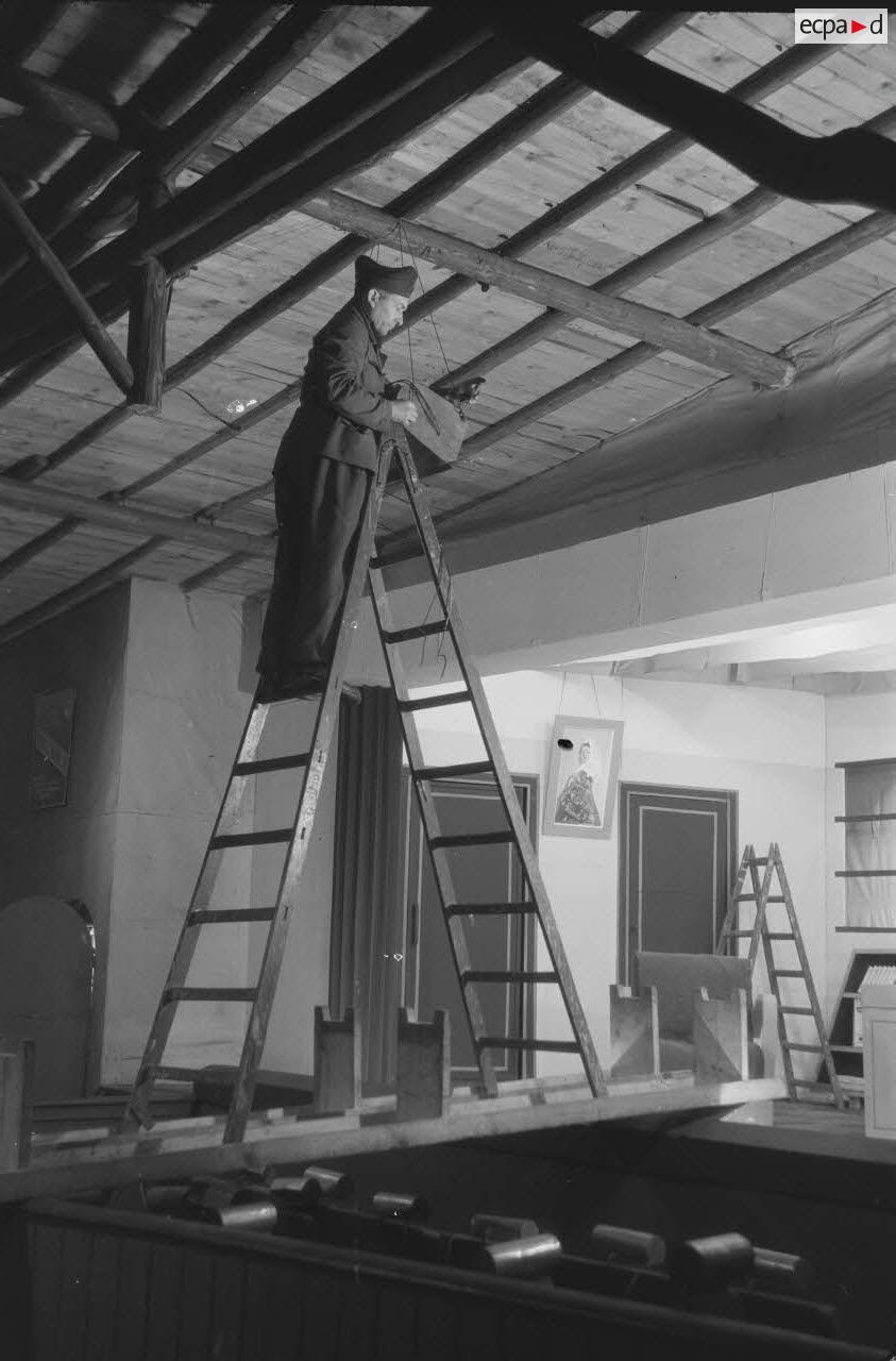 Electriciens et machinistes au travail. [légende publiée en 1949]