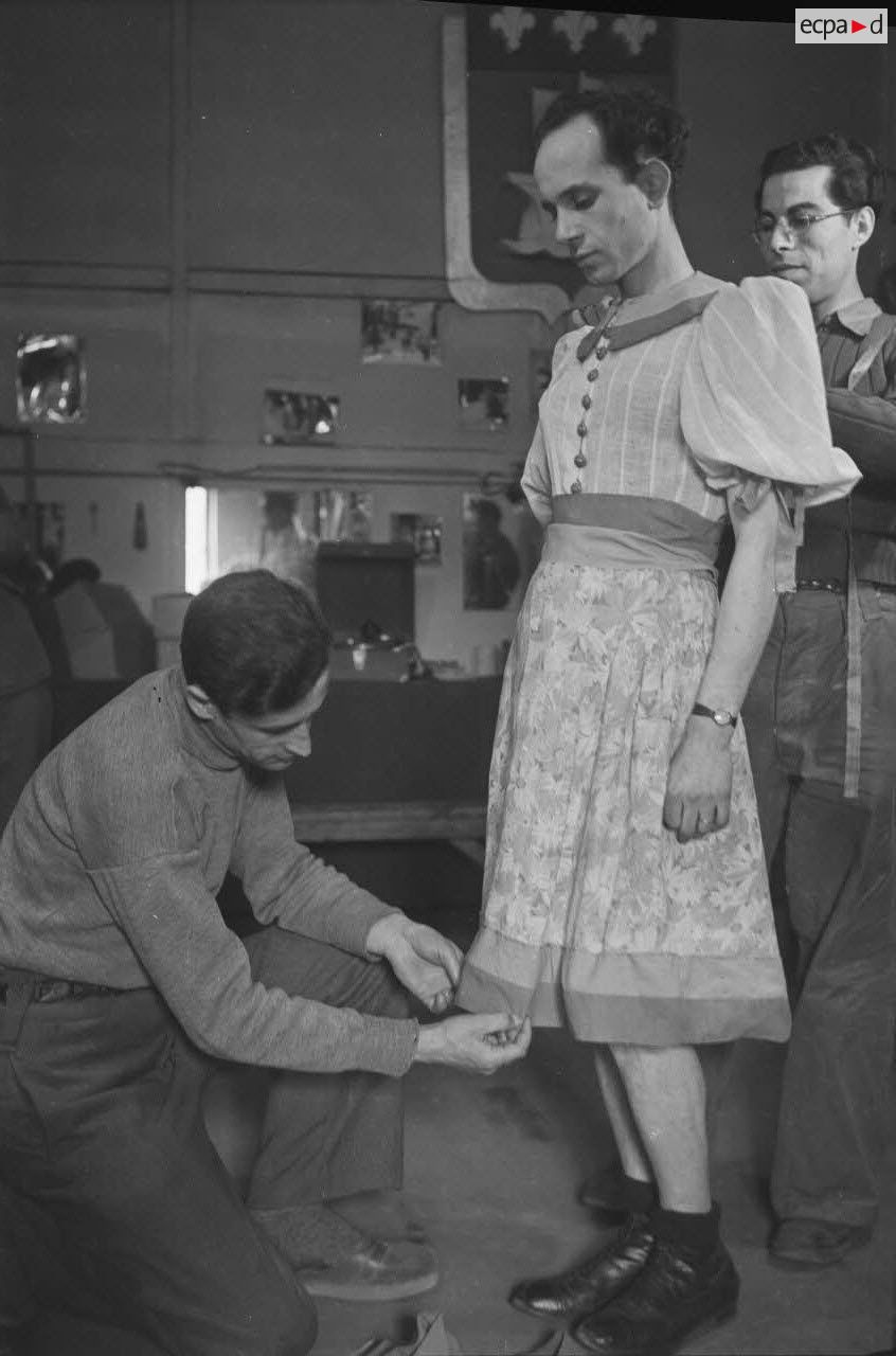 L'habilleuse est en kaki, et la vedette a de grands pieds ! [légende publiée en 1949]<br>