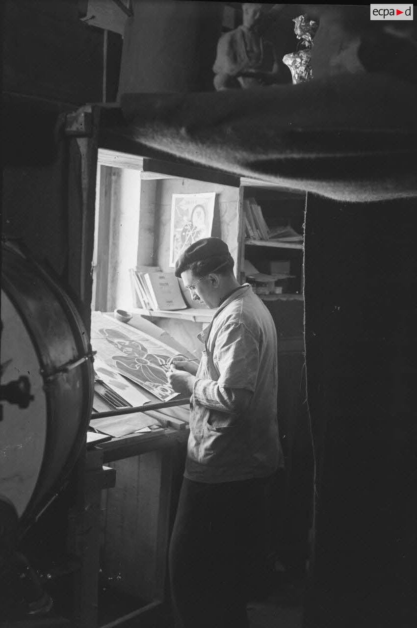 Décorateurs à l'ouvrage : ... à Mühlberg. [légende publiée en 1949]