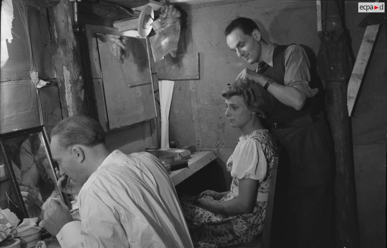 Loges d'artistes. Les cheveux sont faux, mais le jeu sera vrai ! [légende publiée en 1949]