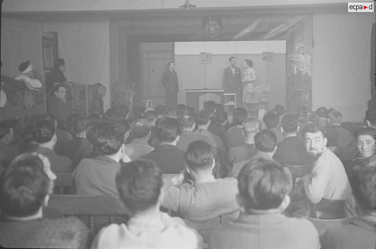 Une représentation devant les malades de l'hôpital de Trèves. [légende publiée en 1949]