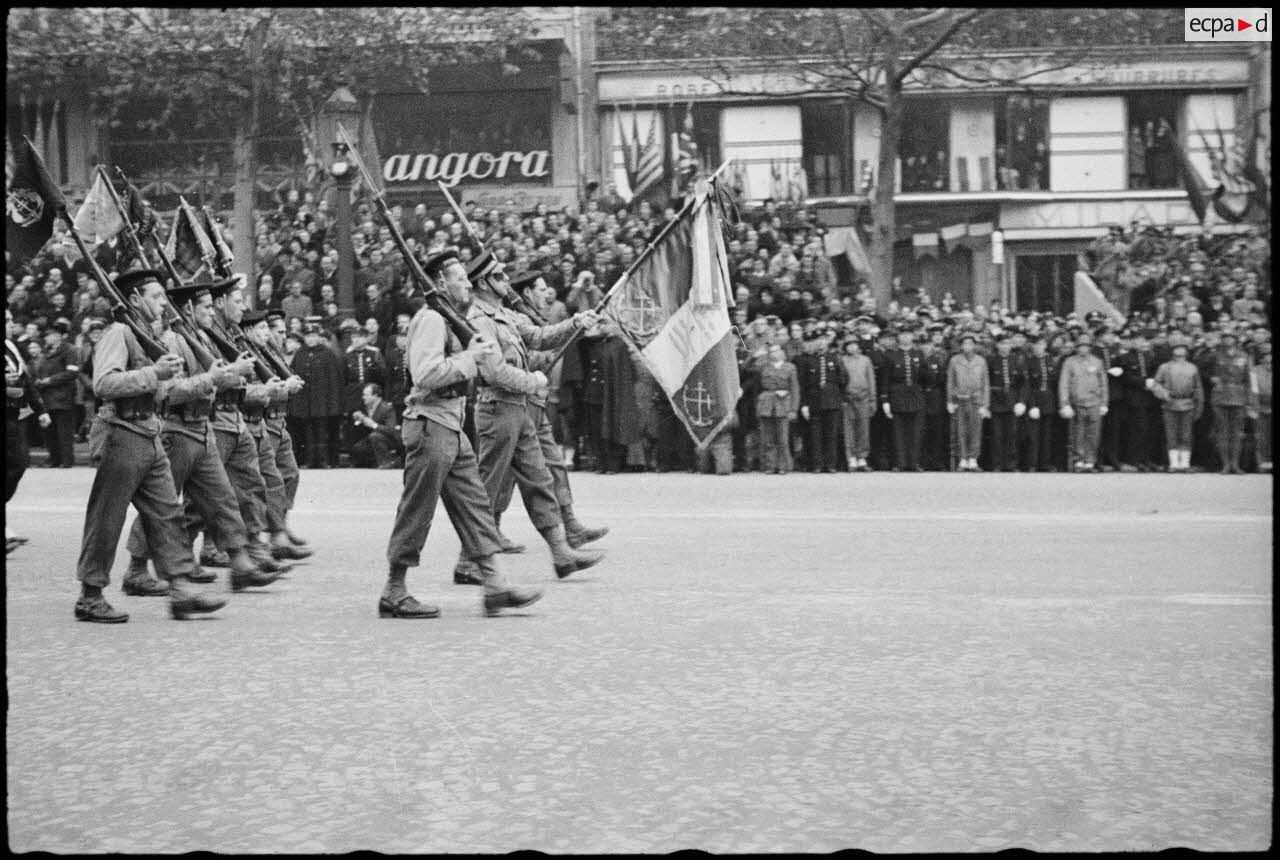 Défilé des troupes sur les Champs-Elysées lors de la cérémonie du 11 Novembre 1944 à Paris.