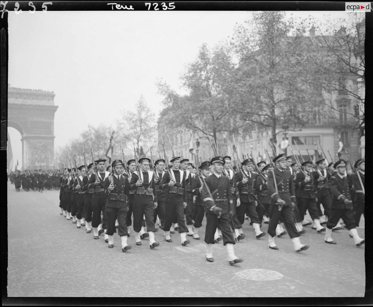 Défilé des troupes sur les Champs-Elysées lors de la cérémonie du 11 Novembre 1944 à Paris.