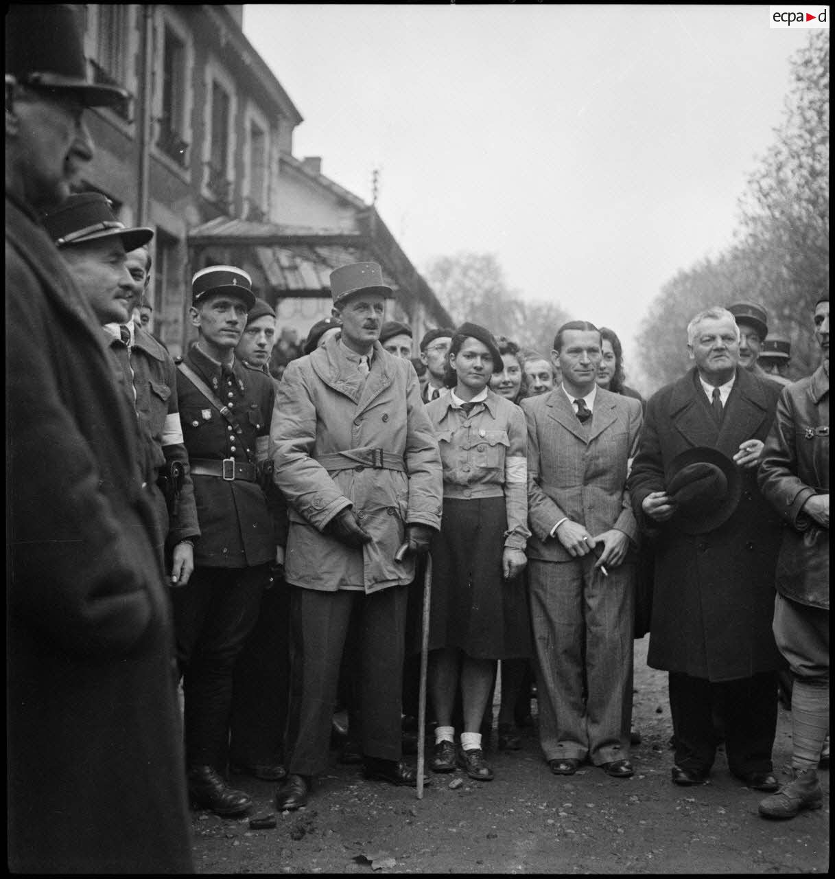 Le général Leclerc, commandant la 2e DB (division blindée), entouré d'autorités locales et de résistants dont Marcelle Cuny qui se tient à sa gauche, à Baccarat.