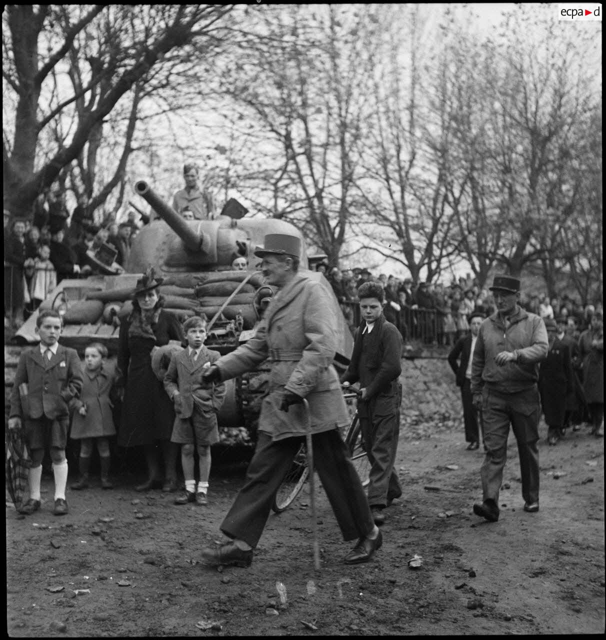 Le général Leclerc, commandant la 2e DB (division blindée), suivi du commandant Paul Répiton Préneuf à Baccarat.<br>Sherman M4 A2 du 2e escadron du 12e Cuir.