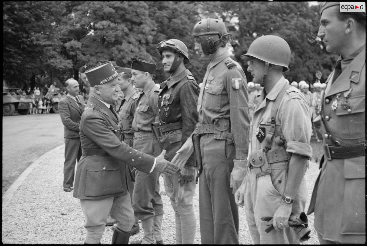 Remise de décorations par le général de Lattre de Tassigny à Dijon.