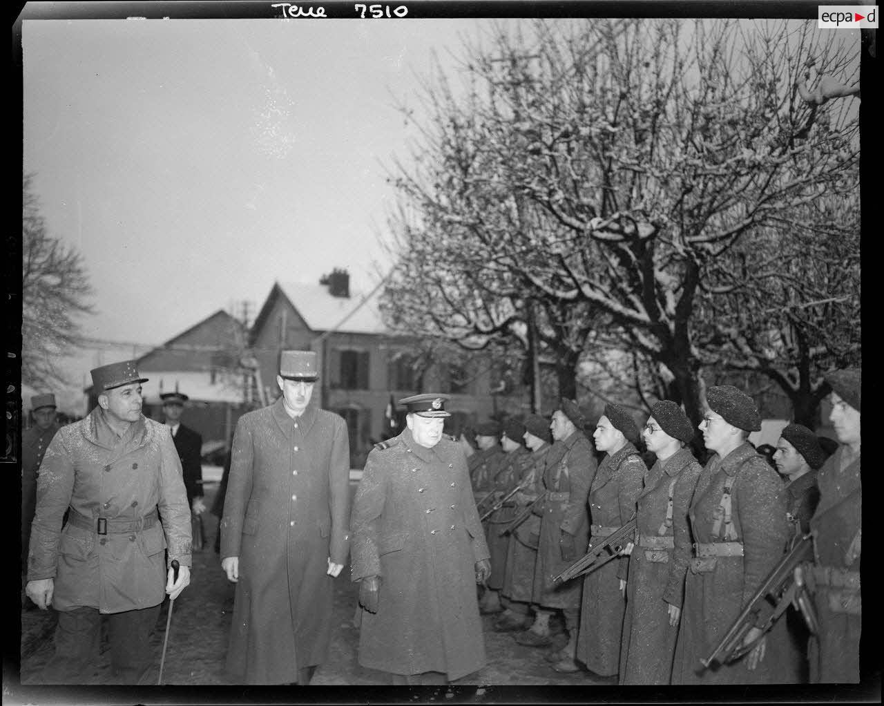 Le général de Gaulle  et  Winston Churchill, accueillis à leur arrivée en gare de Besançon par le général de Lattre de Tassigny et un détachement de résistants FFI.