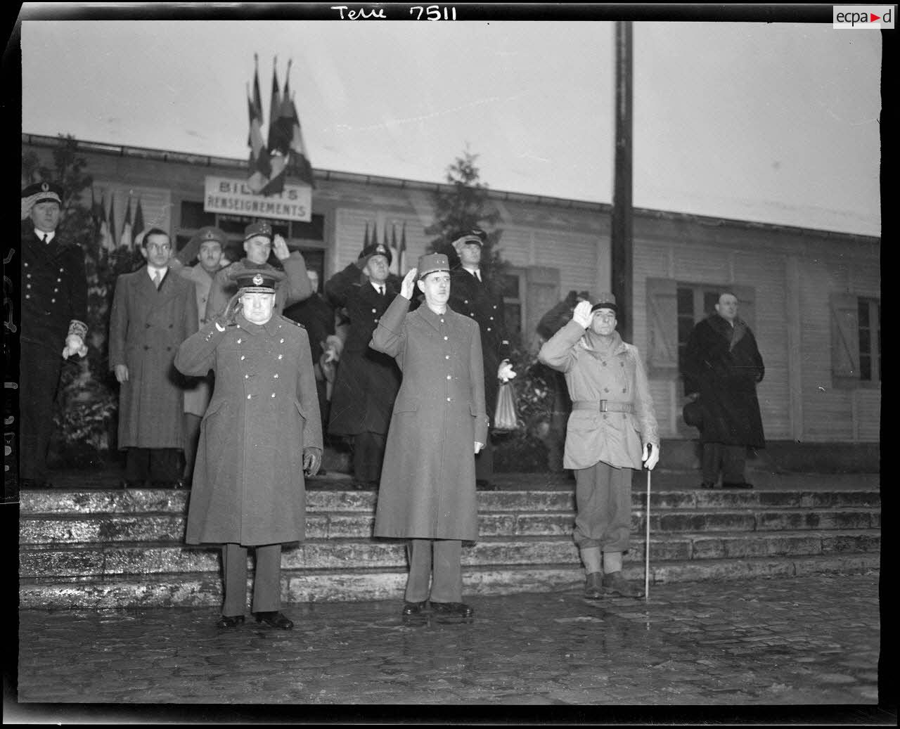 Winston Churchill, le général de Gaulle et le général de Lattre de Tassigny, en gare de Besançon, rendent les honneurs pendant l'exécution des hymnes nationaux.