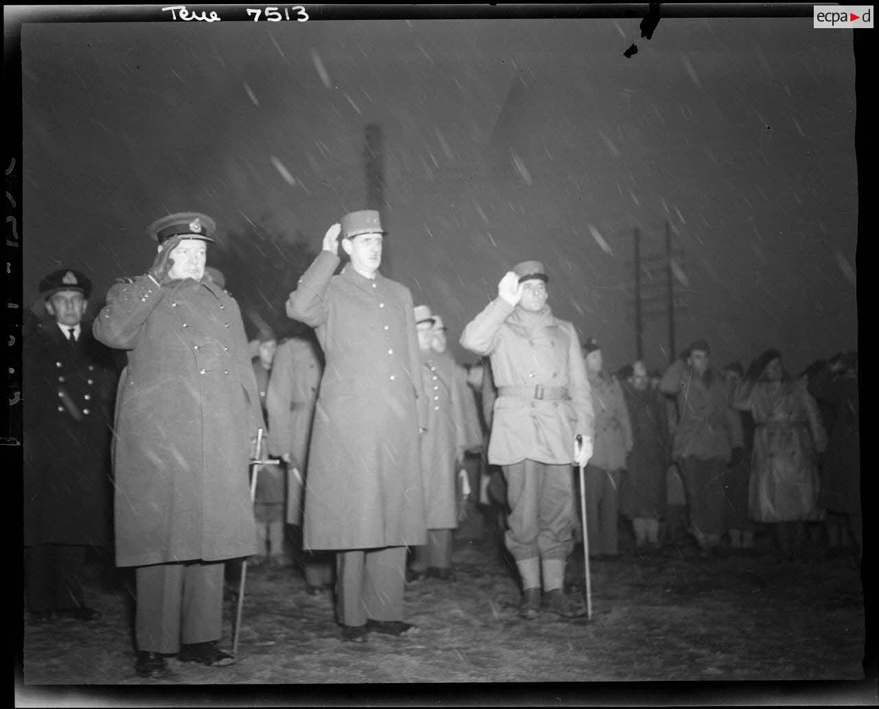 Winston Churchill, le général de Gaulle et le général de Lattre de Tassigny, au camp du Valdahon, rendent les honneurs pendant l'exécution des hymnes nationaux.