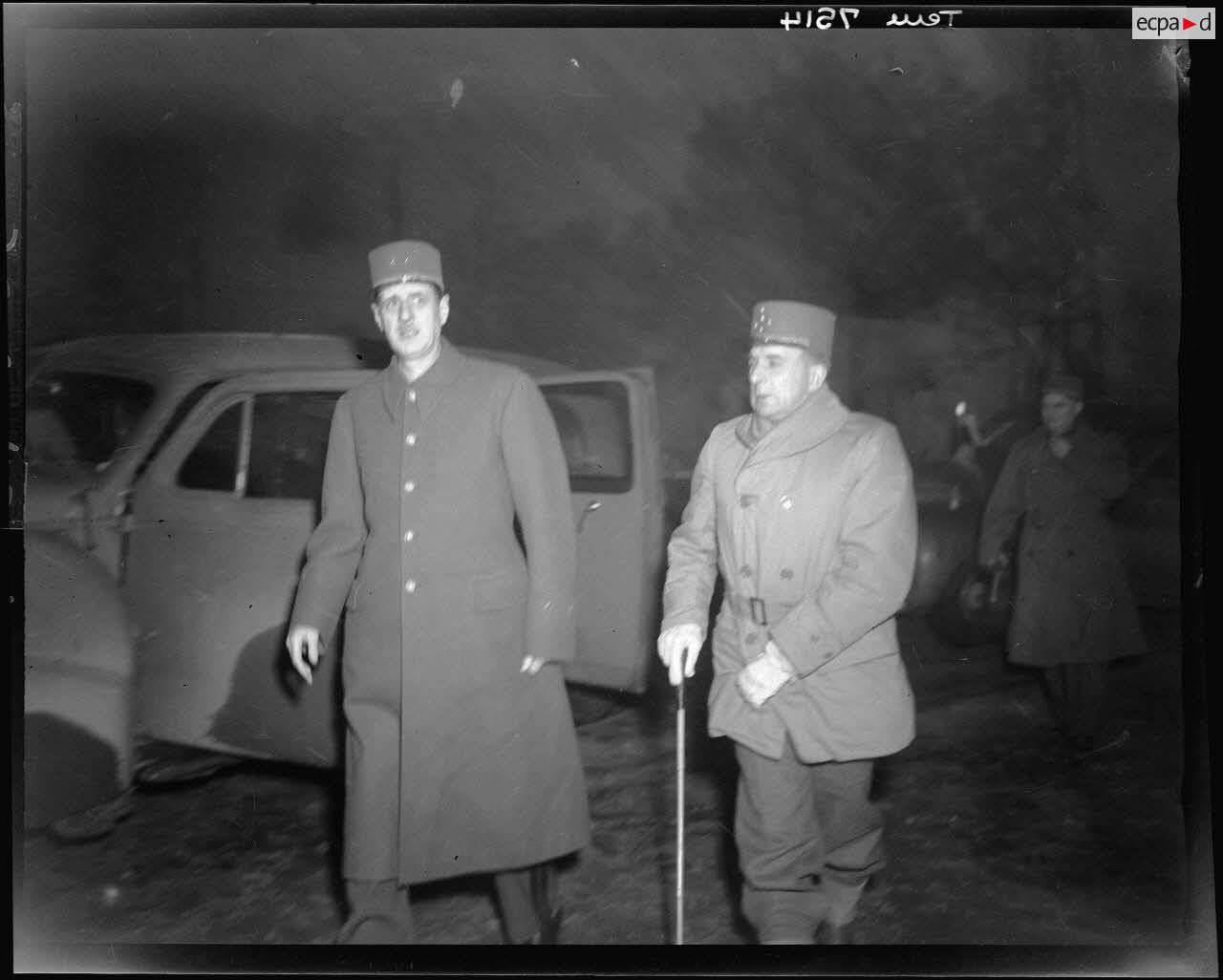 Le général de Gaulle et le général de Lattre de Tassigny à leur arrivée au camp du Valdahon dans le Doubs.