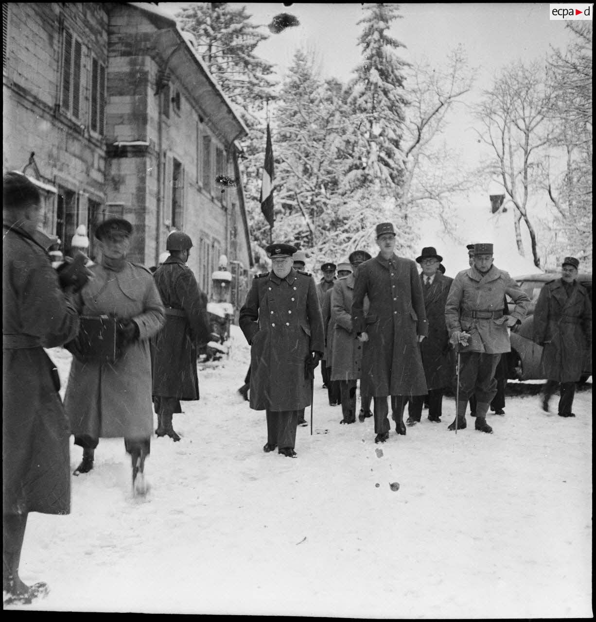 Winston Churchill, premier ministre de Grande-Bretagne, et le général de Gaulle, rendent visite à la 1re armée au poste de commandement de la 9e division d'infanterie coloniale (DIC) installé au château de Montalembert à Maîche (Doubs).