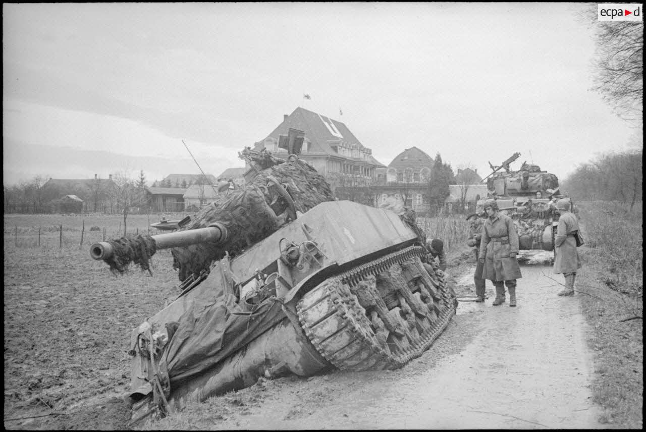 Char Sherman du 501e RCC (régiment de chars de combat) du GTV de la 2e DB (division blindée) embourbé.