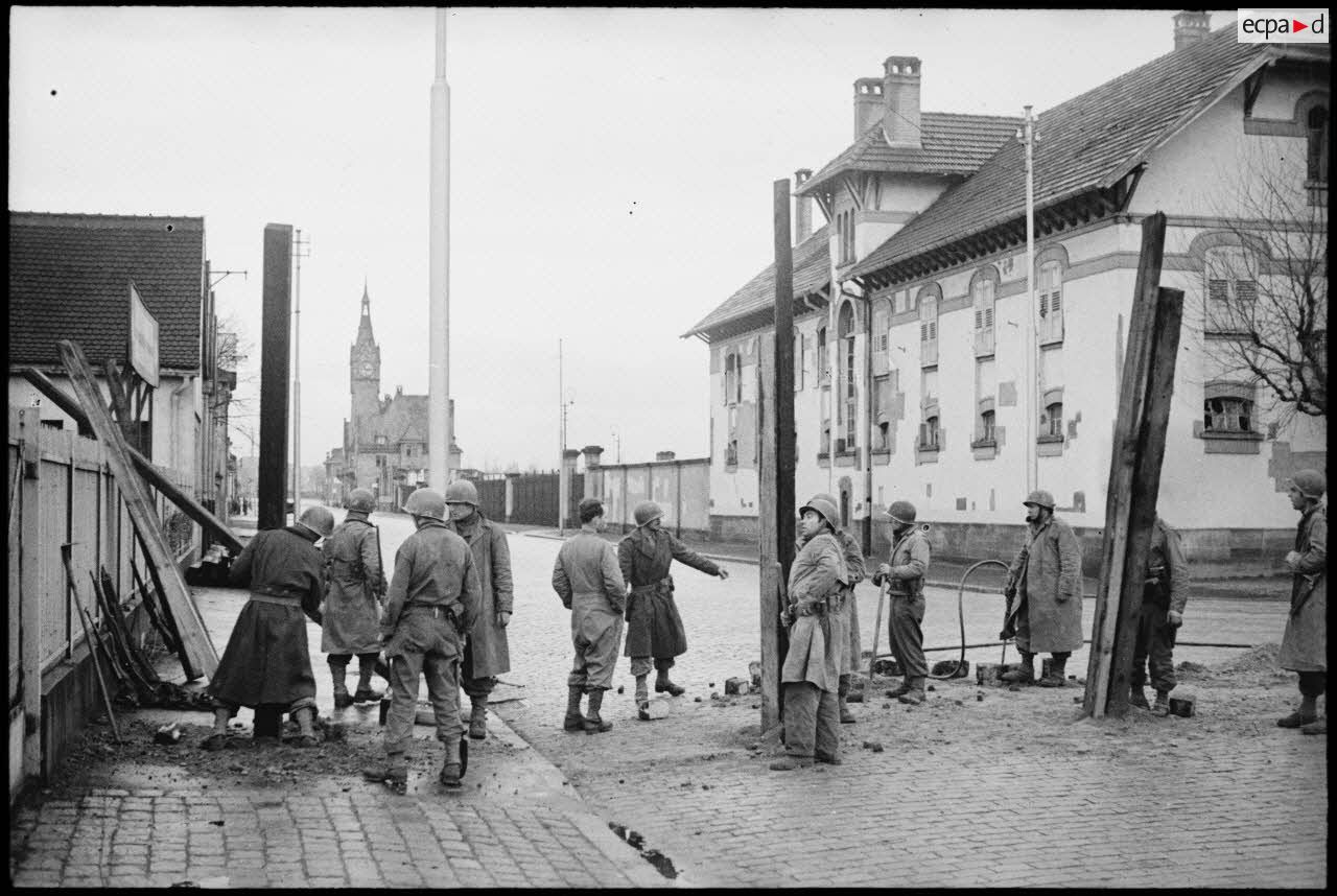 Lors de la libération de Strasbourg, des soldats de la 2e DB (division blindée) érigent un barrage antichars dans la rue du Port du Petit-Rhin.