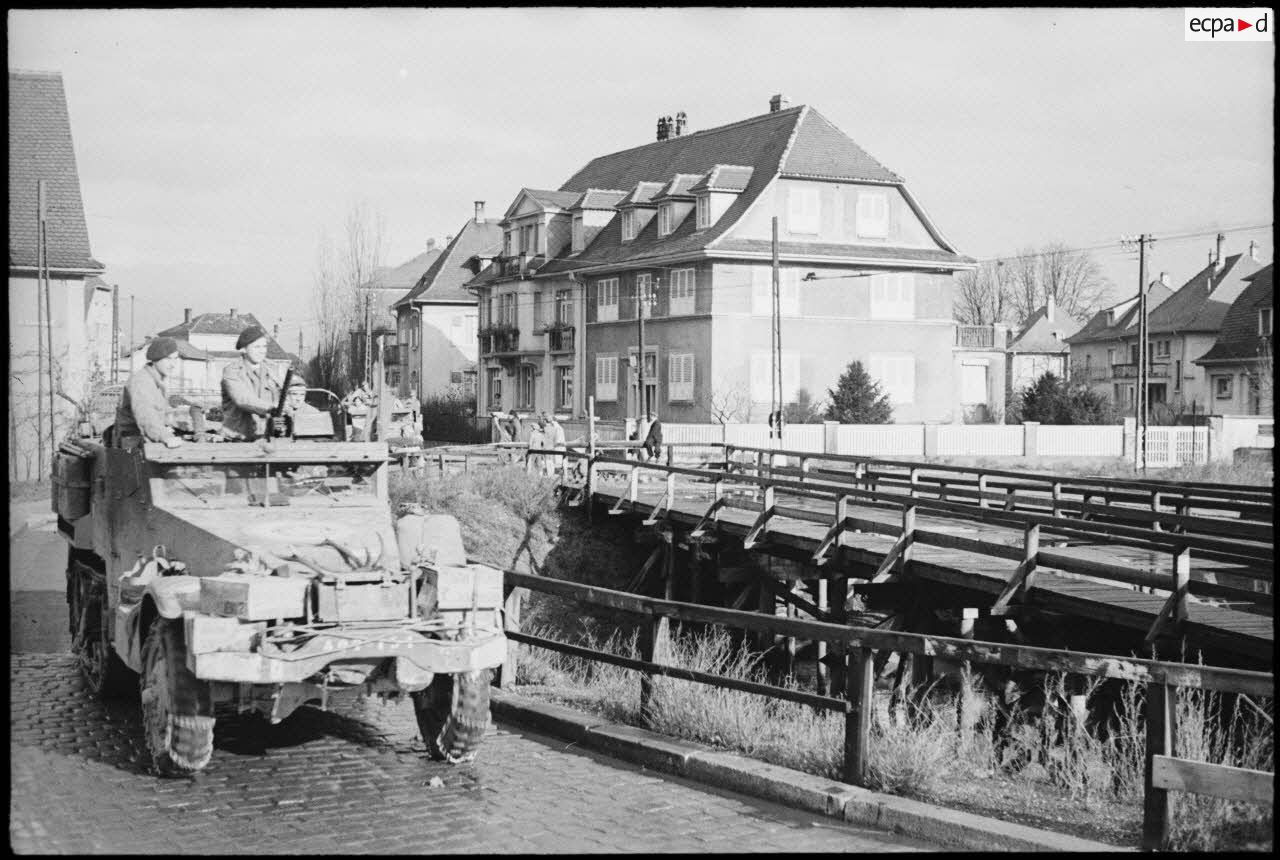 La 2e DB (division blindée) dans Strasbourg le 23 novembre 1944.