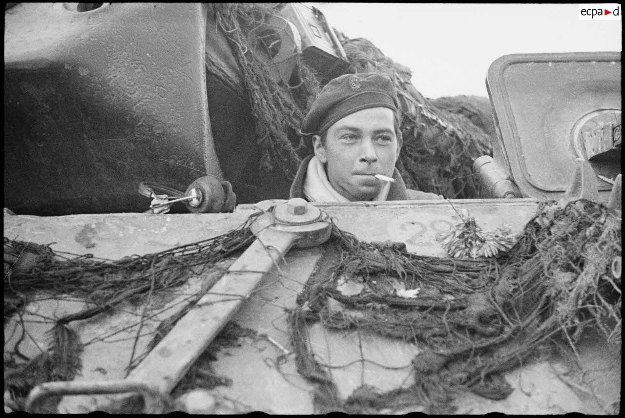 Conducteur du tank destroyer TD M10 " Marsouin " du 2e peloton du 2e escadron du RBFM lors de la traversée d'une communes au sud-ouest de Strasbourg, probablement Blaesheim.