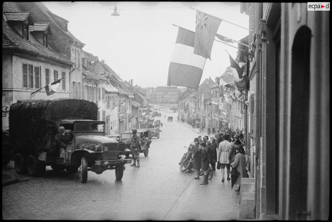 Les troupes de la 2e DB (division blindée) traversent les rues de Saverne (Bas-Rhin).