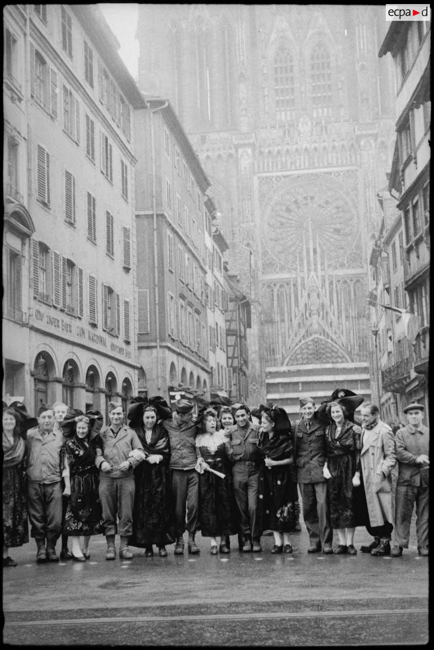 Fraternisation entre la population alsacienne libérée et les soldats de la 2e DB (division blindée), qui ont libéré Strasbourg dans la rue Mercière non loin de la cathédrale de Strasbourg.