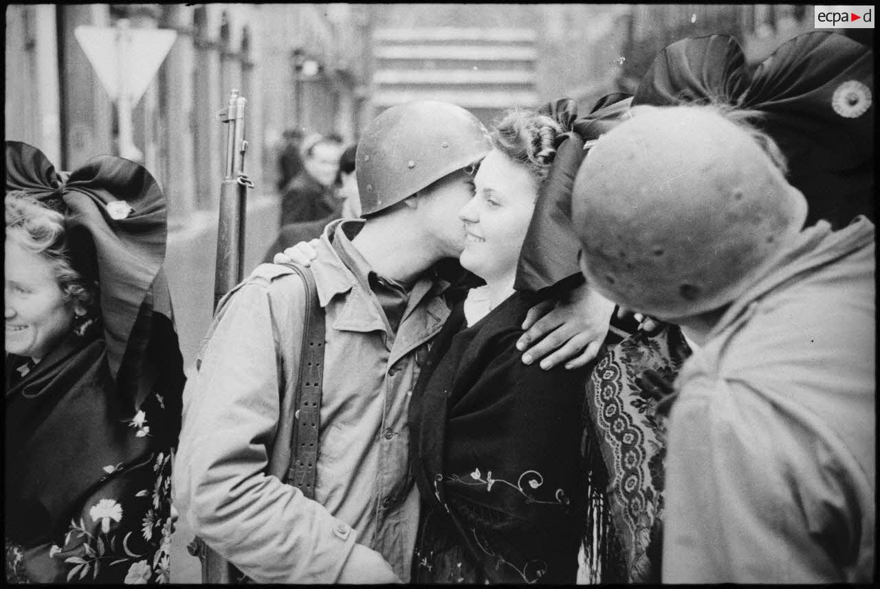 Fraternisation entre la population alsacienne libérée et les soldats de la 2e DB (division blindée), qui ont libéré Strasbourg dans la rue Mercière non loin de la cathédrale de Strasbourg.