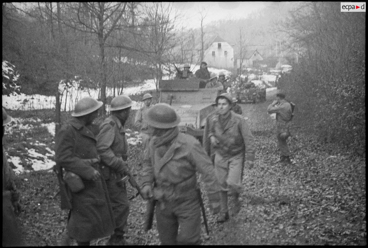 Progression des fusiliers marins du 1er RFM (régiment de fusiliers marins), à pied et motorisés, sur les hauteurs dominantes au nord-est de Champagney (Haute-Saône).