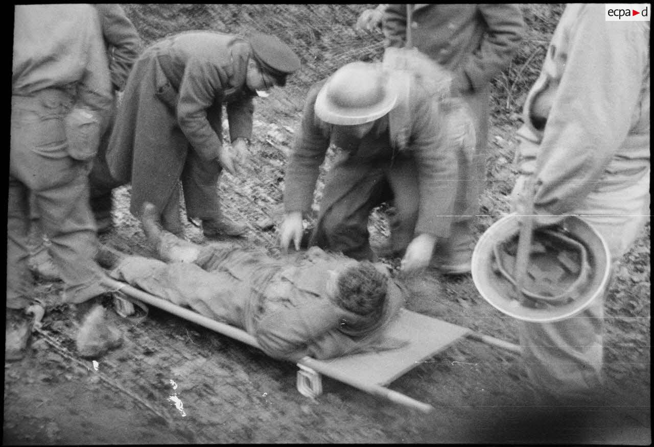 Fusilier marin blessé lors de la progession du 1er RFM (régiment de fusiliers marins) sur les hauteurs dominantes au nord-est de Champagney et évacué sur brancard par ses frères d'armes.