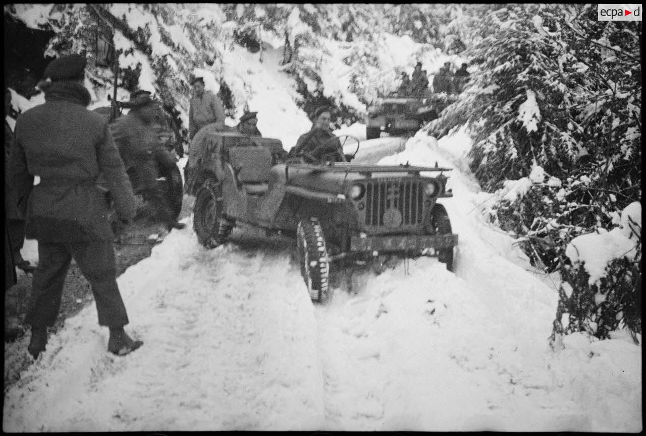 Jeep du 1er RFM (régiment de fusiliers marins) en difficulté dans la forêt enneigée de Grattery, dans les environs de Champagney (Haute-Saône), lors d'une patrouille de reconnaissance.