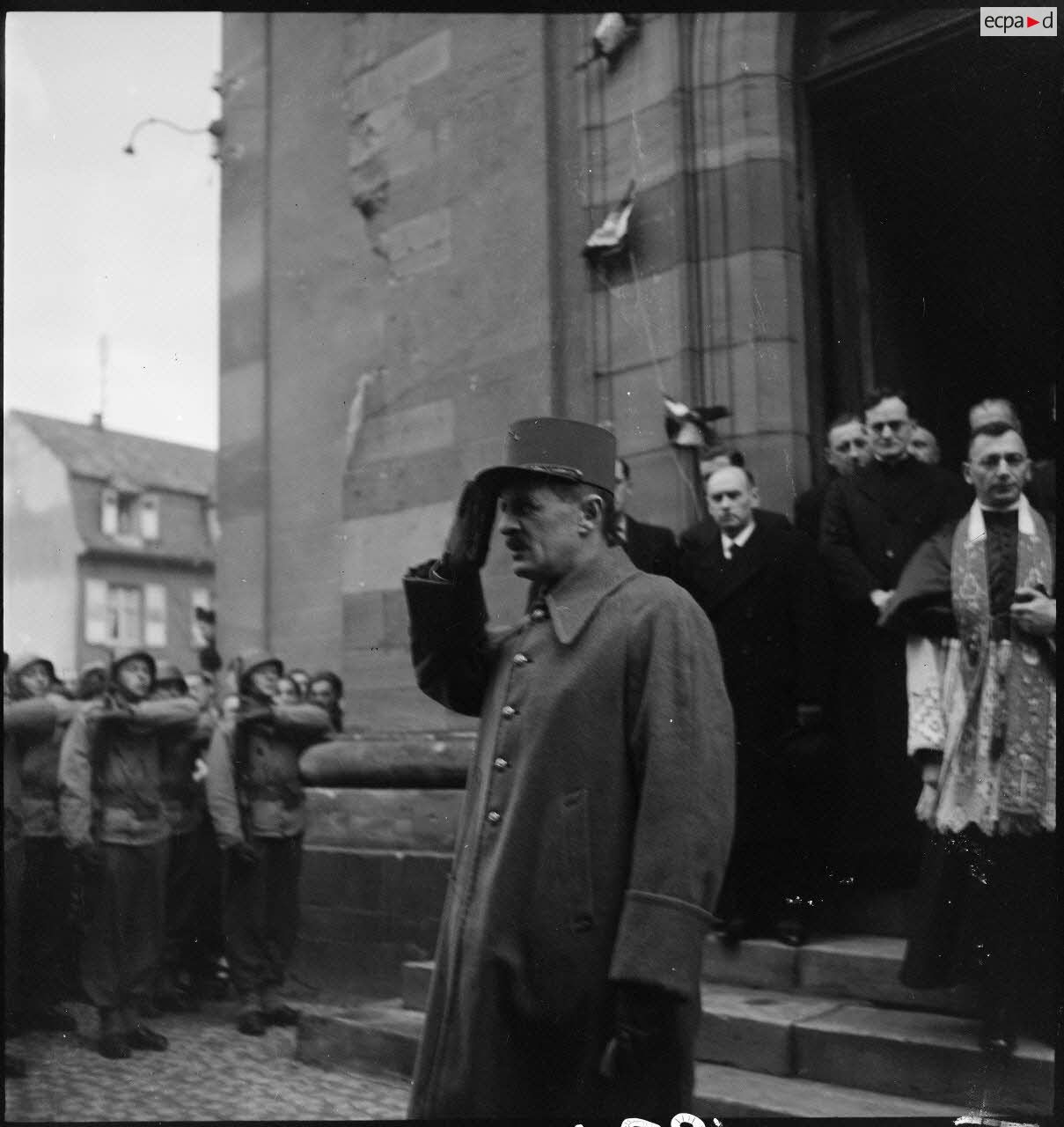 Le général Leclerc à la sortie de l'église à Erstein, où il a assisté à l'office religieux du "Te Deum".