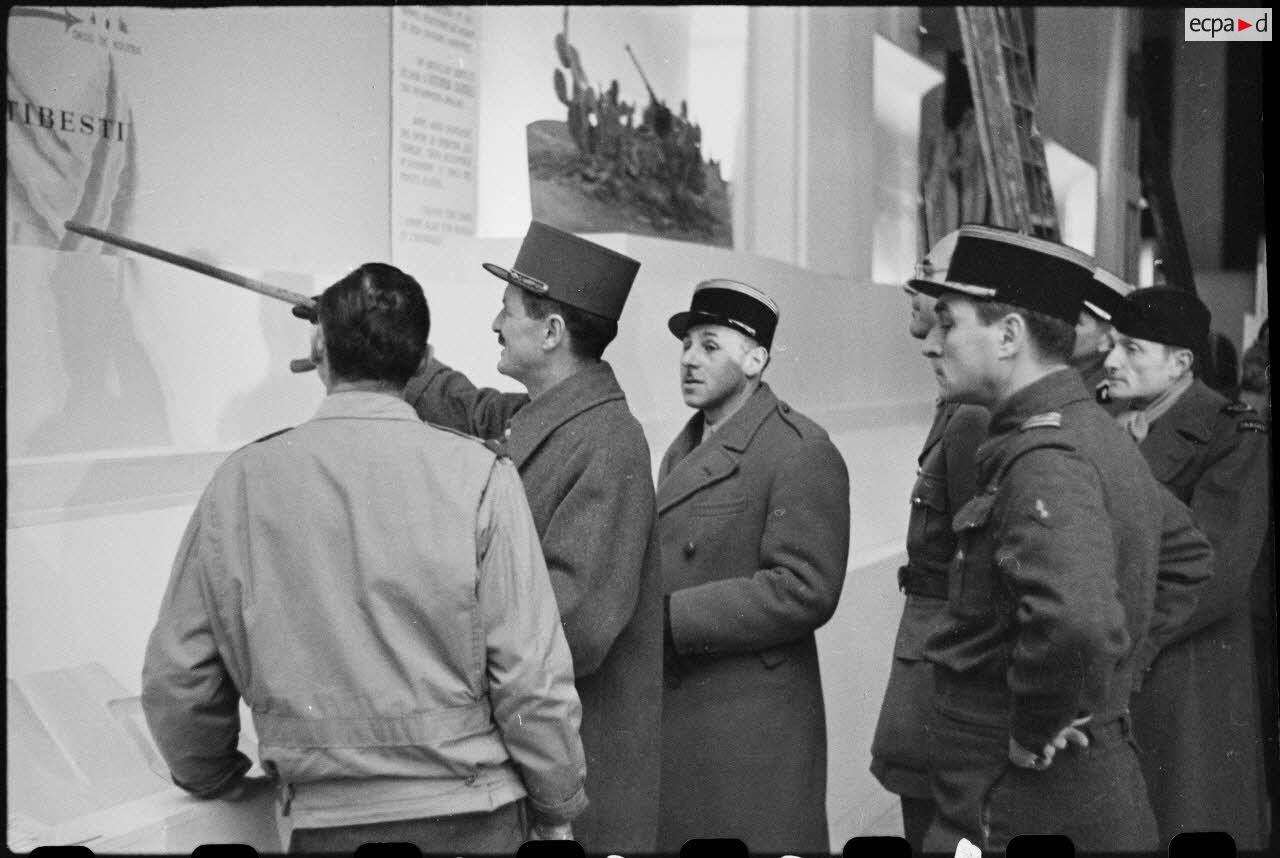 Le général Leclerc visite une exposition consacrée à l'armée française réalisée par le SCA.