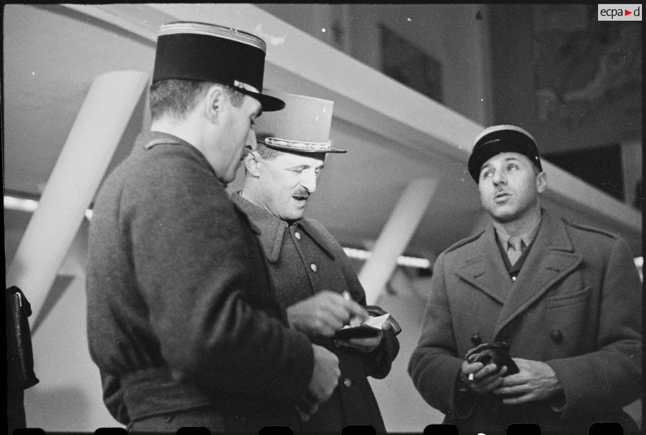 Le général Leclerc visite l'exposition consacrée à l'armée française réalisée par le SCA.