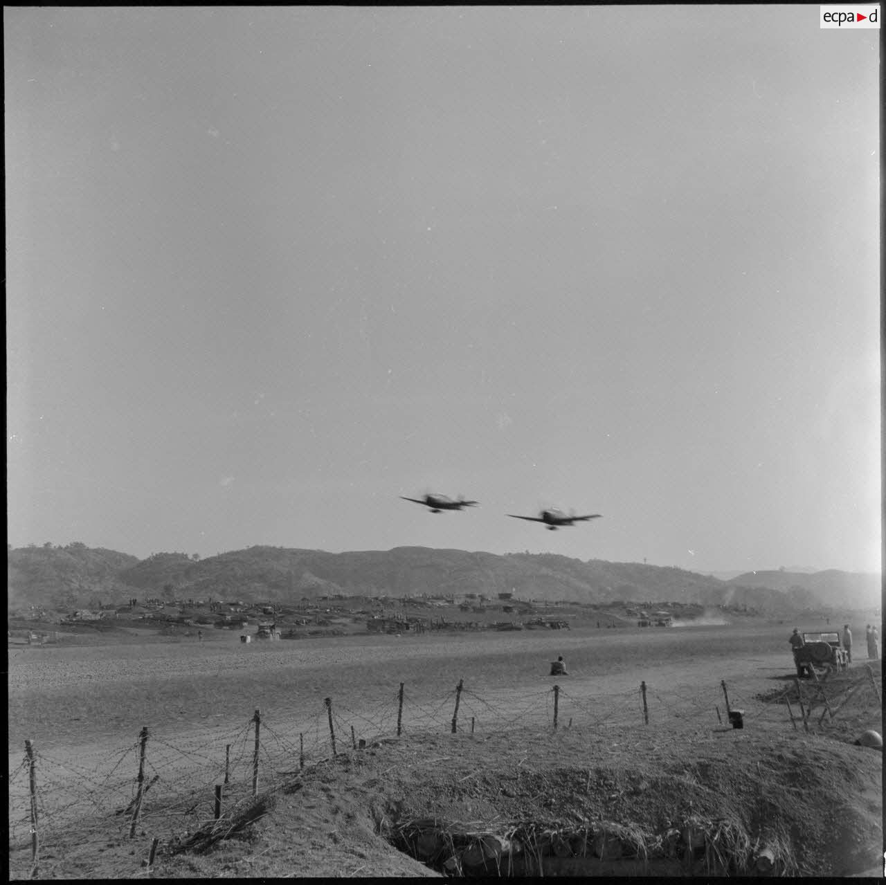 Passage d'avions chasseurs Bearcat F8F au-dessus de la piste de Na San.