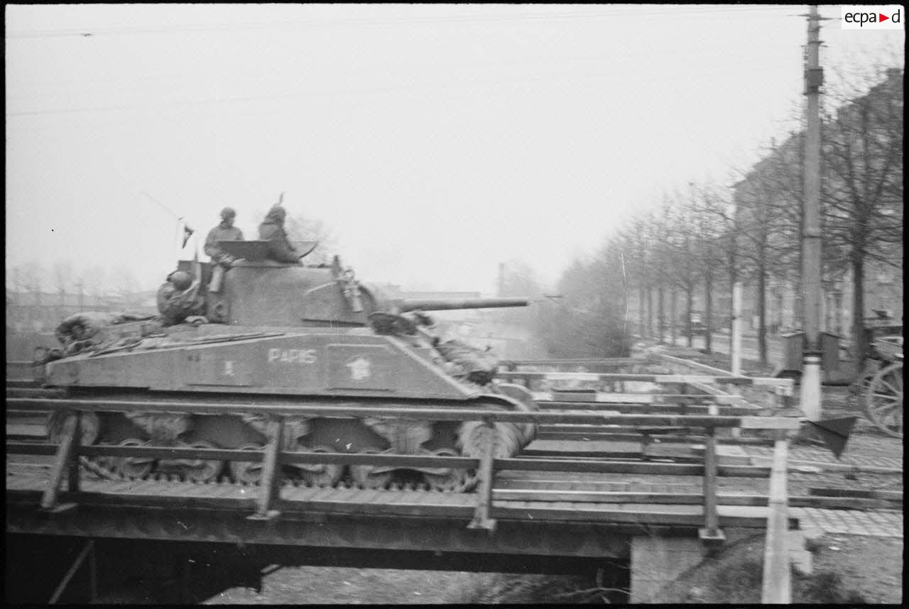 Le char Sherman "Paris" du 64e RA (régiment d'artillerie) qui fait partie du Groupement tactique Rémy, entre dans Strasbourg (Bas-Rhin).