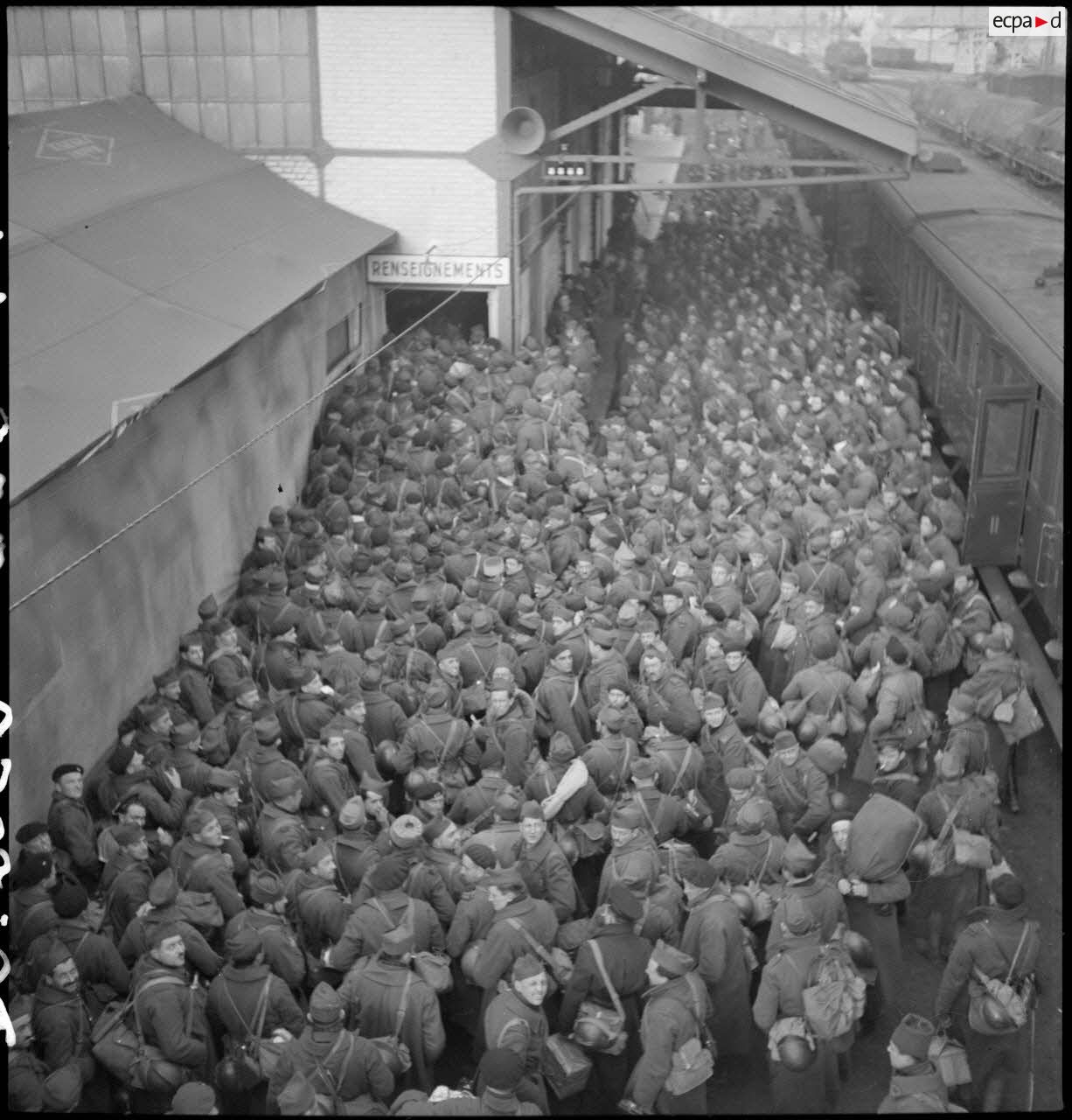 Des permissionnaires, en provenance de la zone des armées, débarquent d'un train à la gare de Massy-Palaiseau.