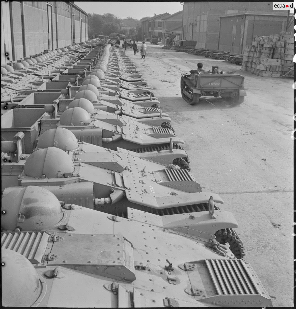 Chenillettes alignées à leur sortie des chaînes de montage de l'usine des ateliers de fabrication d'Issy-les-Moulineaux.