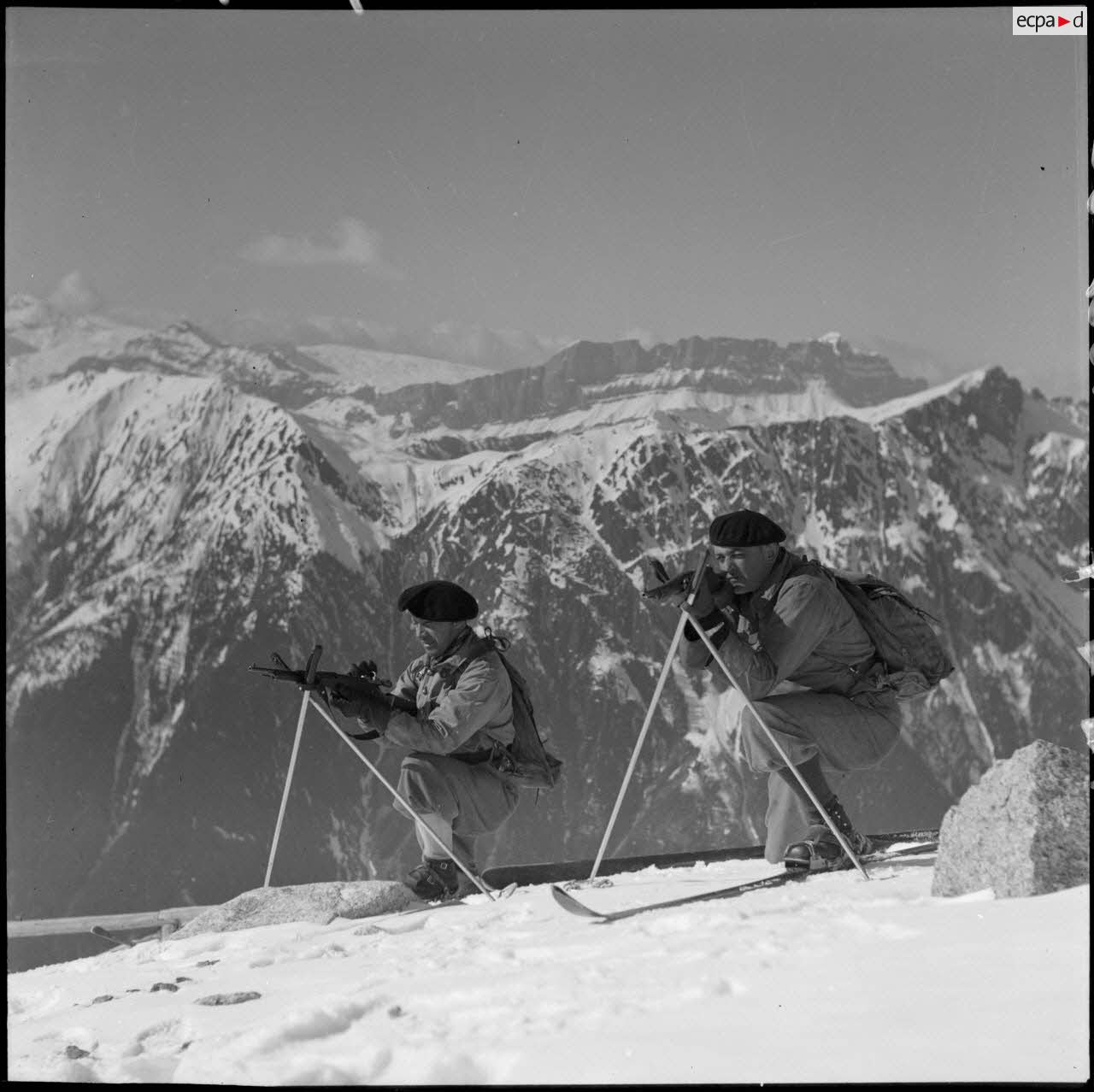 Eclaireurs skieurs du 199e bataillon de chasseurs de haute montagne (BCHM) en position de tir au-dessus de Chamonix.