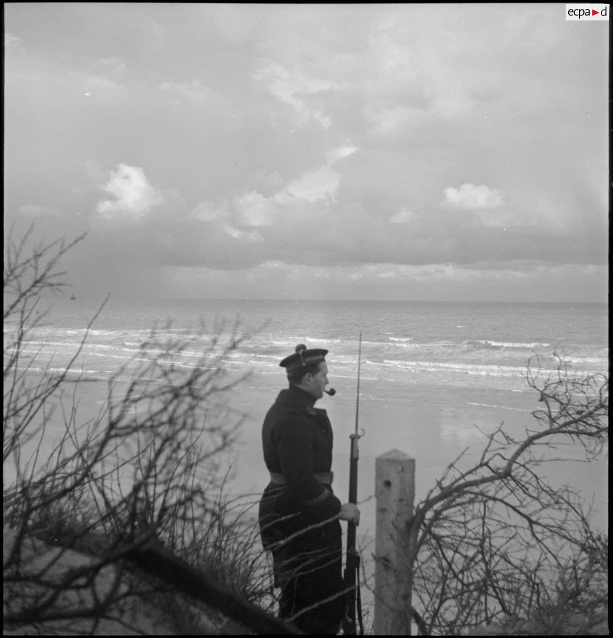 Marin posté en sentinelle sur la ligne de défense côtière à Dunkerque.