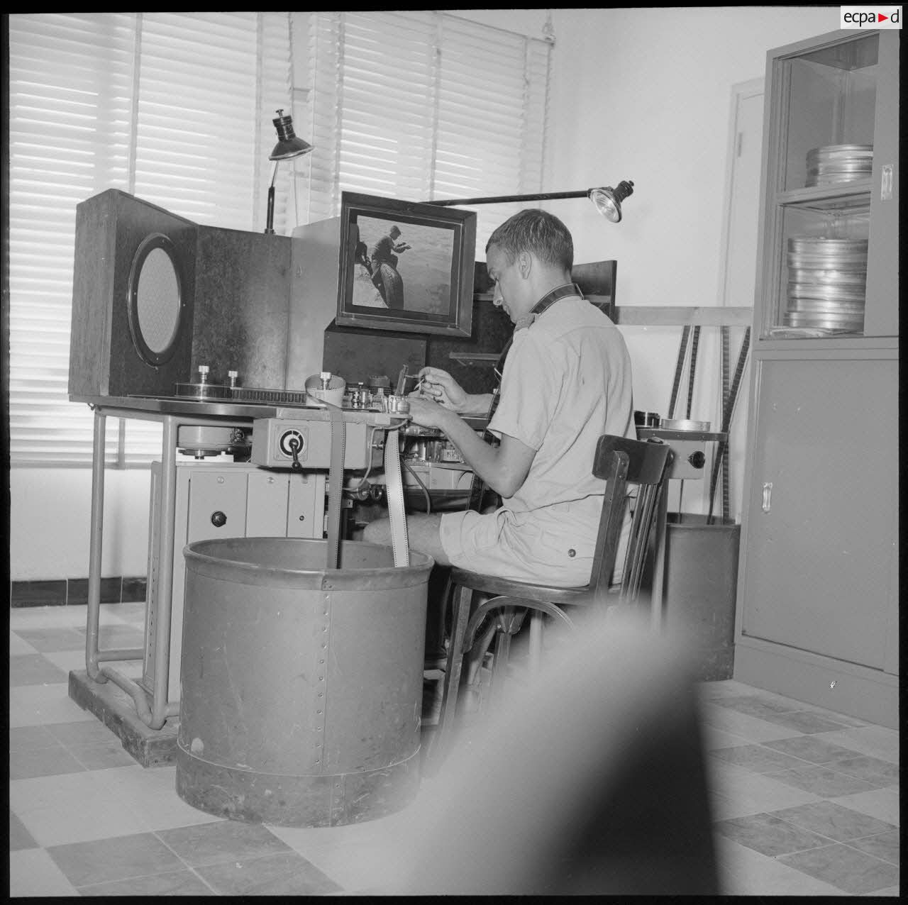 Un soldat visionne un film pour le montage d'une production SCA.