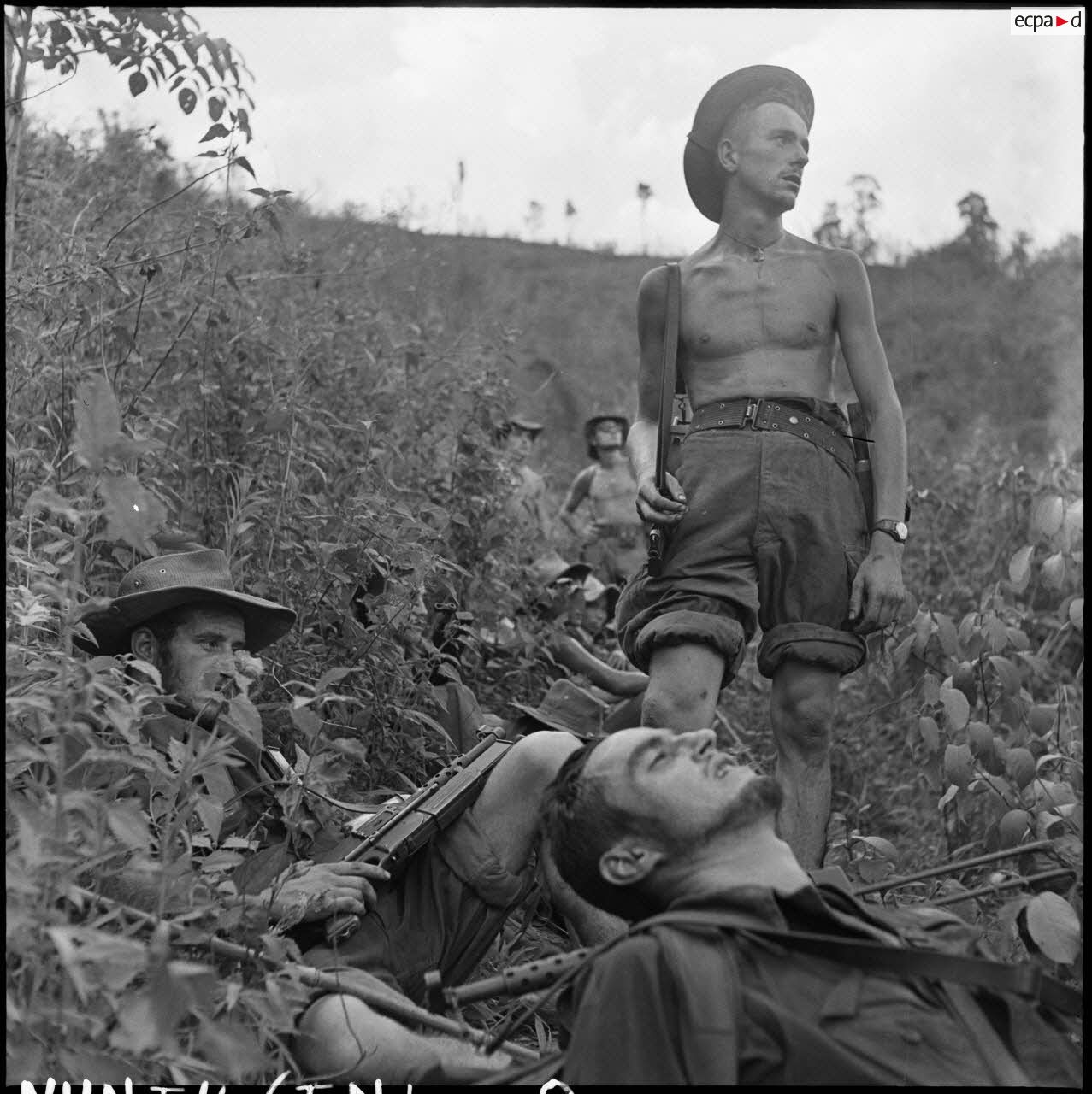 Des soldats de la colonne Godard font une pause au milieu de la brousse lors de l'opération Condor.