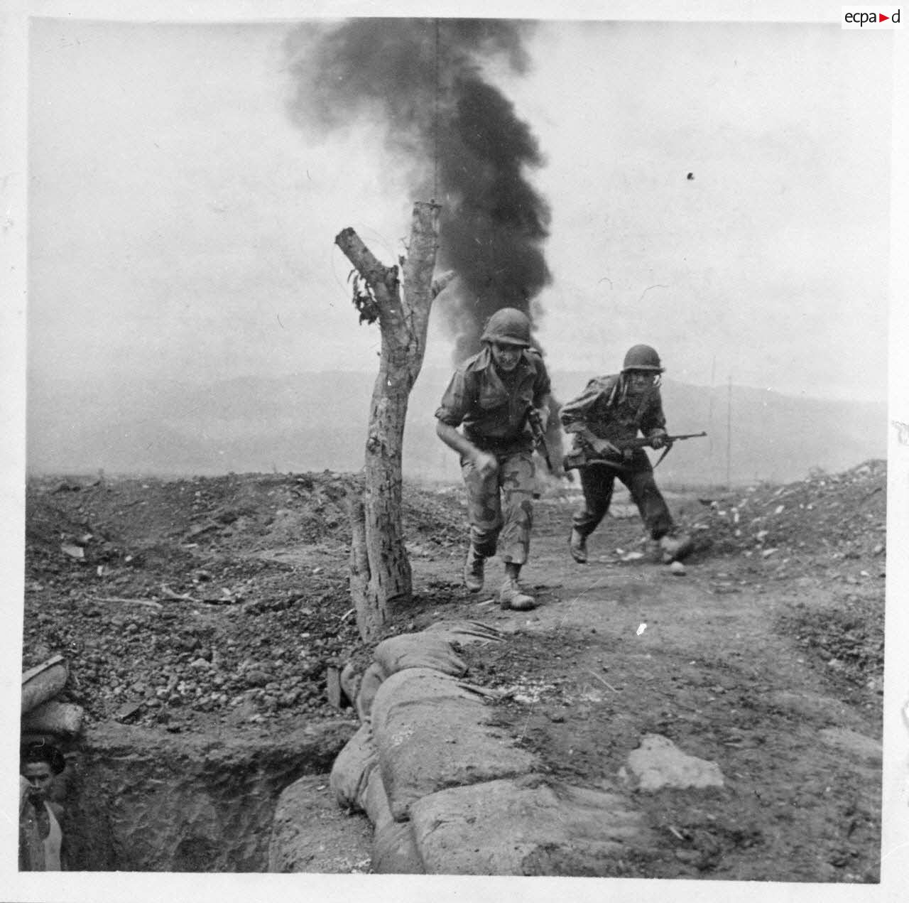 Au cours de la bataille de Diên Biên Phu, deux soldats rejoignent un abri alors que la position essuie des tirs d'artillerie Viêt-minh.