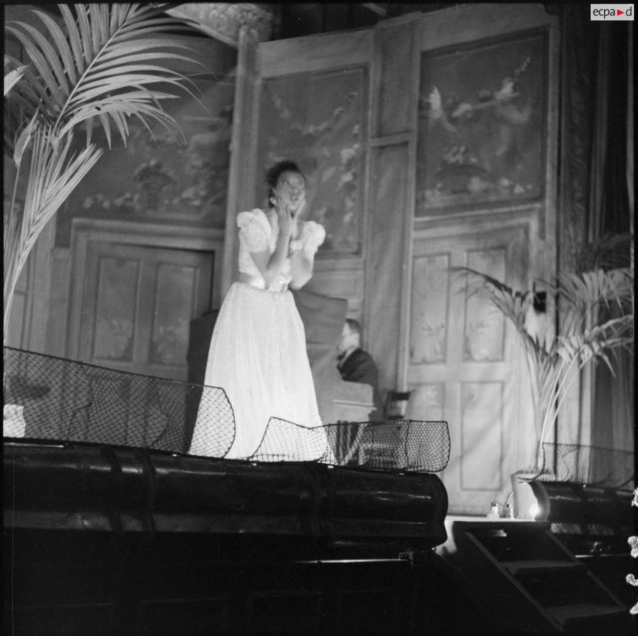 Joséphine Baker sur scène lors d'une représentation pour les soldats de la 3e armée.