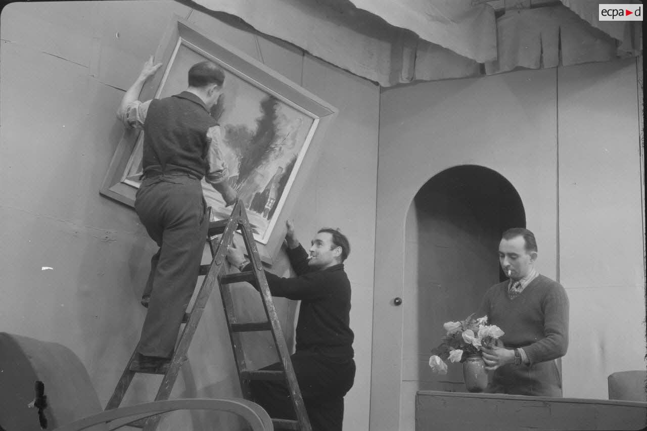 Electriciens et machinistes au travail. [légende publiée en 1949]