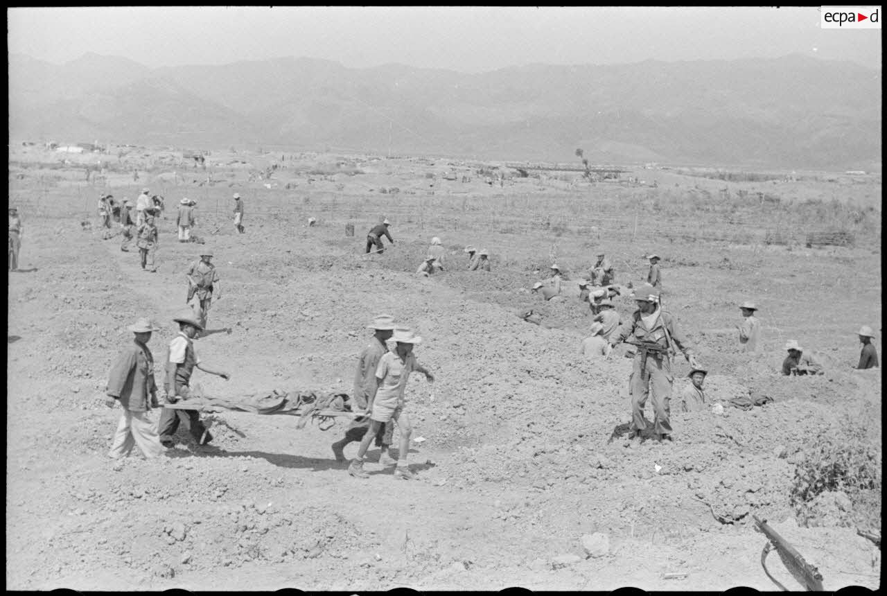 Des soldats creusent des tombes pour enterrer les morts sur le piton Isabelle du camp retranché de Diên Biên Phu.