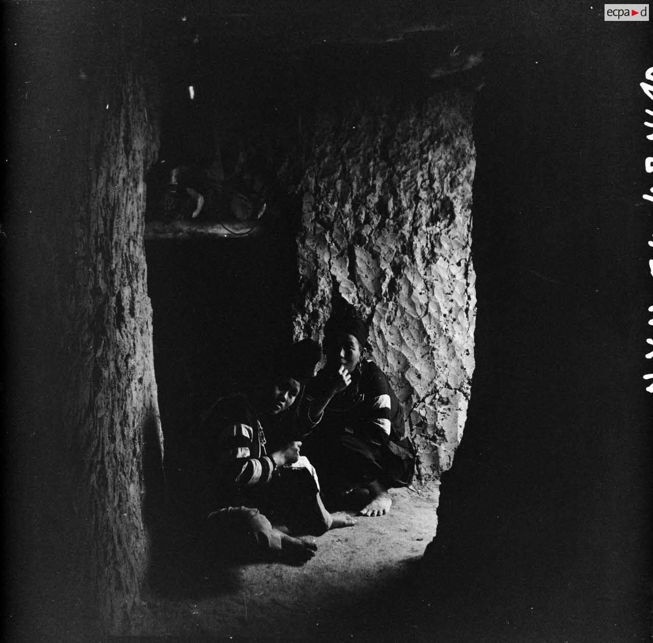 Deux thaï dans un abri fortifié à Diên Biên Phu.