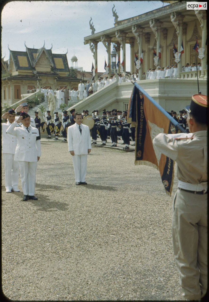 Le roi du Cambodge Norodom Sihanouk passe en revue les troupes d'une nouvelle promotion de l'armée royale khmère dans l'enceinte du palais royal de Phnom Penh.